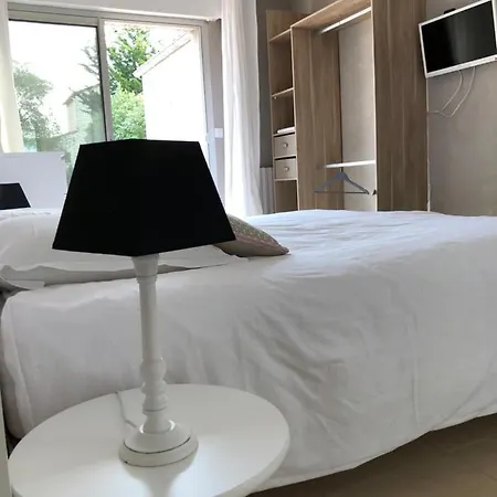 Double Avec Salle De Bain Et Toilettes Separes , Kitchenette Partagee * Ла-Рошель