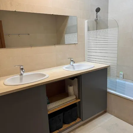Проживание в семье Double Avec Salle De Bain Et Toilettes Separes , Kitchenette Partagee Ла-Рошель