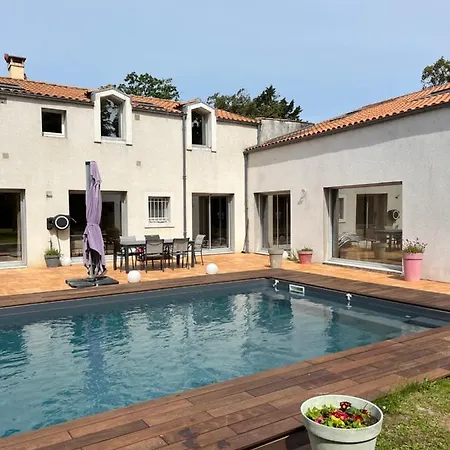 Double Avec Salle De Bain Et Toilettes Separes , Kitchenette Partagee *