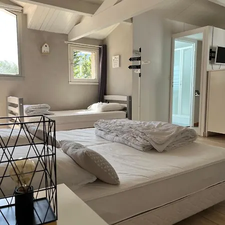 Ubytování v soukromí Double Avec Salle De Bain Et Toilettes Separes , Kitchenette Partagee La Rochelle (Charente-Maritime)
