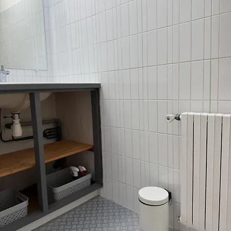 Double Avec Salle De Bain Et Toilettes Separes , Kitchenette Partagee *
