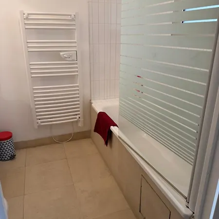 Double Avec Salle De Bain Et Toilettes Separes , Kitchenette Partagee *