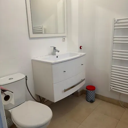 Double Avec Salle De Bain Et Toilettes Separes , Kitchenette Partagee * La Rochelle (Charente-Maritime)