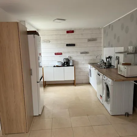 Double Avec Salle De Bain Et Toilettes Separes , Kitchenette Partagee